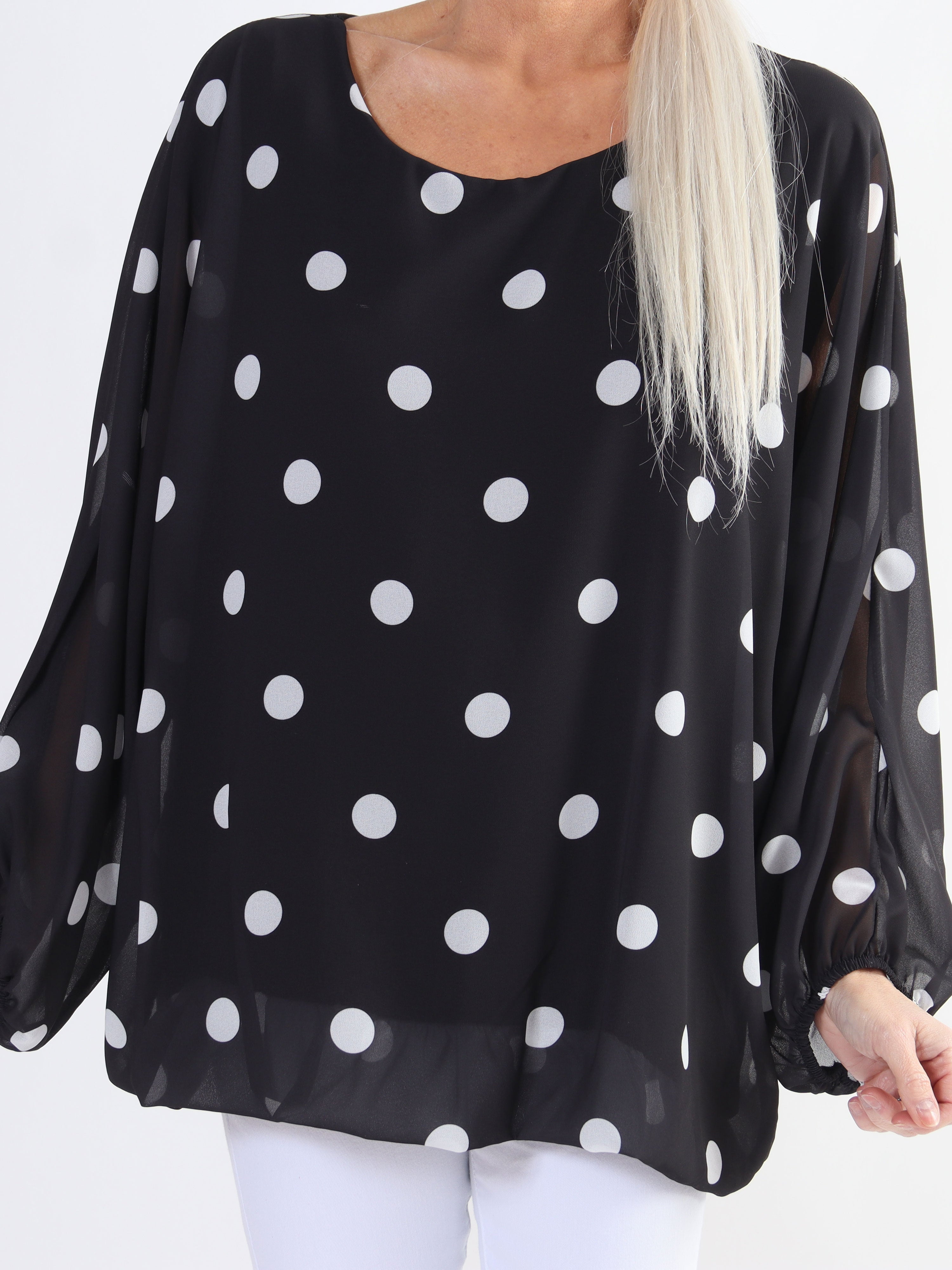 Destiny Dot - Plus size blus i chiffong med prickar